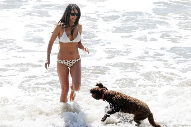 Glumica Jordana Brewster (40), koja je našoj publici najpoznatija po ulozi u filmskoj franšizi "Brzi i žestoki", uhvaćena je dok je na plaži u Santa Monici uživala sa sadašnjim partnerom Masonom Morfitom i njihovim psom. Ona je pozornost plijenila svojim savršenim tijelom u bikiniju. Jordana je od 2007. do 2020. godine bila u braku s filmskim producentom Andrewom Formom s kojim dijeli skrbništvo nad njihova dva sina, Julianom (6) i Rowanom (4). Foto: Profimedia