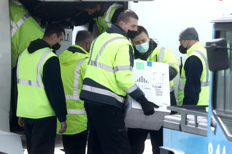 Na sarajevski aerodrom sletio je avion u kojem se nalazi 23.400 doza cjepiva BioNTech/Pfizer, koje je Bosna i Hercegovina kupila u okviru mehanizma COVAX.