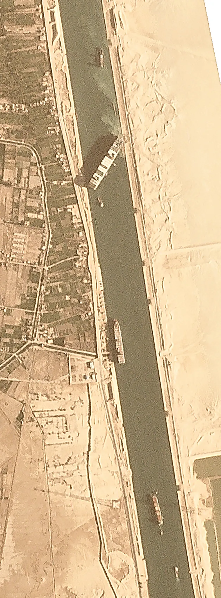 Tegljači nastoje odvući nasukani brod u Sueskom kanalu: 'On je poput ogromnog nasukanog kita'