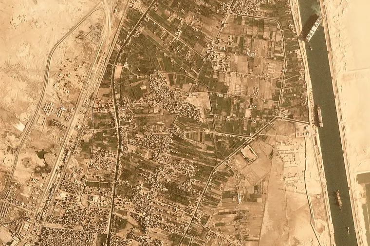 Tegljači nastoje odvući nasukani brod u Sueskom kanalu: 'On je poput ogromnog nasukanog kita'