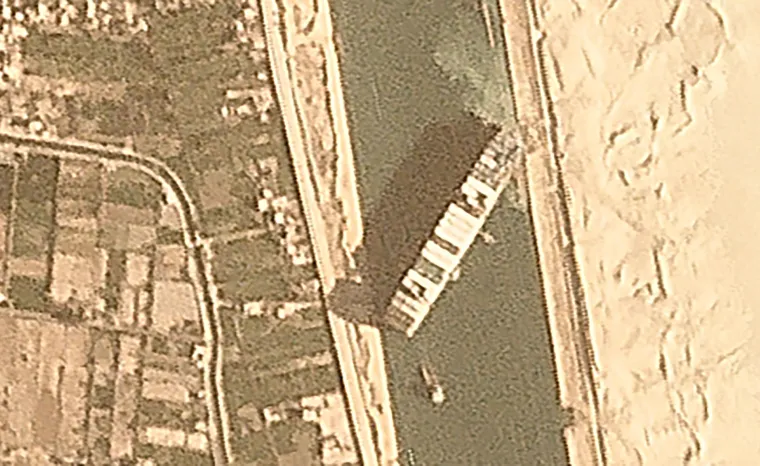 Tegljači nastoje odvući nasukani brod u Sueskom kanalu: 'On je poput ogromnog nasukanog kita'