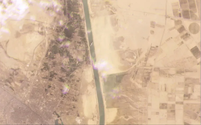 Tegljači nastoje odvući nasukani brod u Sueskom kanalu: 'On je poput ogromnog nasukanog kita'