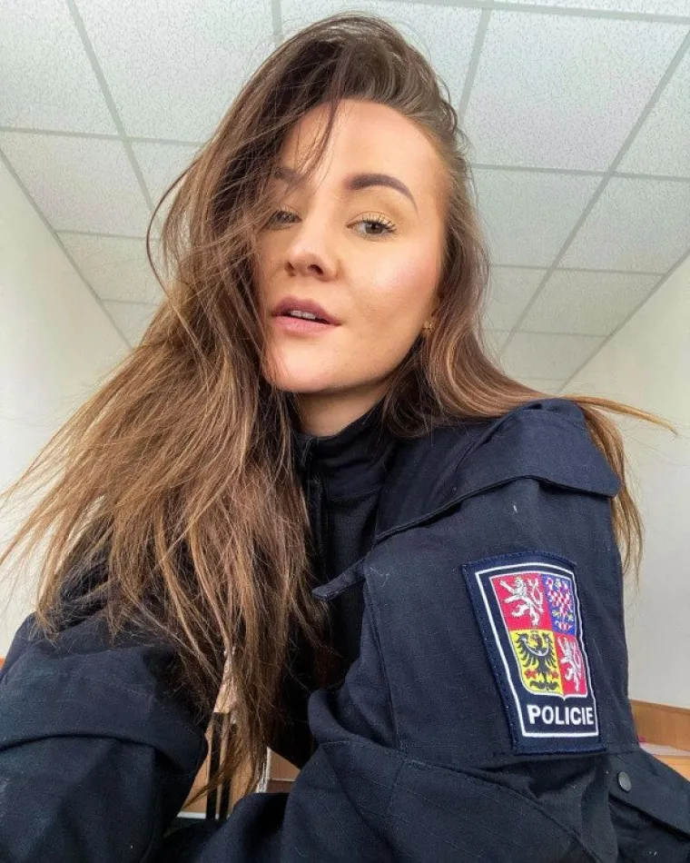 POLICAJKE DILJEM SVIJETA POKAZALE DA SU OPASNE I BEZ ORUŽJA: I uniforme, grudnjaka....