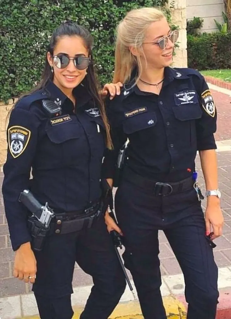 POLICAJKE DILJEM SVIJETA POKAZALE DA SU OPASNE I BEZ ORUŽJA: I uniforme, grudnjaka....