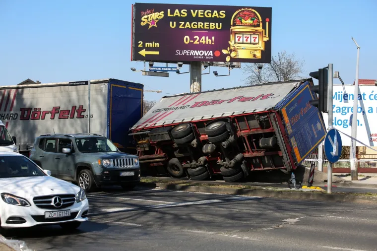 Na križanju Buzinskog prilaza i Avenije Većeslava Holjevca oko 13 sati do&scaron;lo je do prevrtanja kabine teretnog vozila, javlja policija. Prilikom pada na bočnu stranu kabine vozila do&scaron;lo je do o&scaron;tećenja stupa ulične rasvjete.