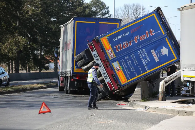 Na križanju Buzinskog prilaza i Avenije Većeslava Holjevca oko 13 sati do&scaron;lo je do prevrtanja kabine teretnog vozila, javlja policija. Prilikom pada na bočnu stranu kabine vozila do&scaron;lo je do o&scaron;tećenja stupa ulične rasvjete.