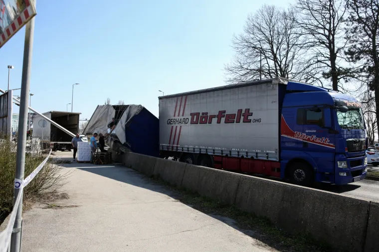 Na križanju Buzinskog prilaza i Avenije Većeslava Holjevca oko 13 sati do&scaron;lo je do prevrtanja kabine teretnog vozila, javlja policija. Prilikom pada na bočnu stranu kabine vozila do&scaron;lo je do o&scaron;tećenja stupa ulične rasvjete.