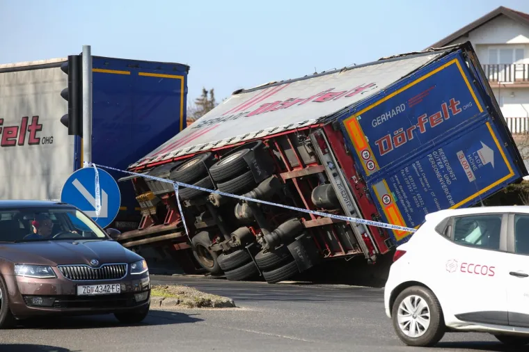 Na križanju Buzinskog prilaza i Avenije Većeslava Holjevca oko 13 sati do&scaron;lo je do prevrtanja kabine teretnog vozila, javlja policija. Prilikom pada na bočnu stranu kabine vozila do&scaron;lo je do o&scaron;tećenja stupa ulične rasvjete.