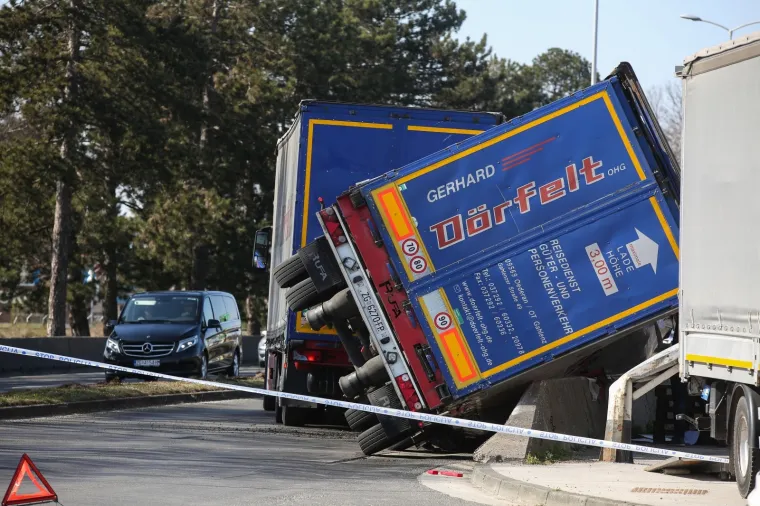 Na križanju Buzinskog prilaza i Avenije Većeslava Holjevca oko 13 sati do&scaron;lo je do prevrtanja kabine teretnog vozila, javlja policija. Prilikom pada na bočnu stranu kabine vozila do&scaron;lo je do o&scaron;tećenja stupa ulične rasvjete.