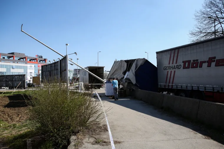 Na križanju Buzinskog prilaza i Avenije Većeslava Holjevca oko 13 sati do&scaron;lo je do prevrtanja kabine teretnog vozila, javlja policija. Prilikom pada na bočnu stranu kabine vozila do&scaron;lo je do o&scaron;tećenja stupa ulične rasvjete.