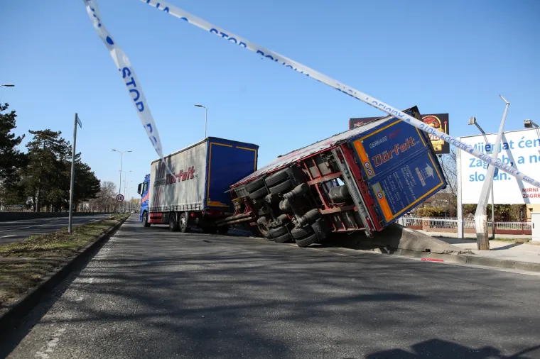 Na križanju Buzinskog prilaza i Avenije Većeslava Holjevca oko 13 sati do&scaron;lo je do prevrtanja kabine teretnog vozila, javlja policija. Prilikom pada na bočnu stranu kabine vozila do&scaron;lo je do o&scaron;tećenja stupa ulične rasvjete.