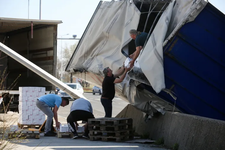 Na križanju Buzinskog prilaza i Avenije Većeslava Holjevca oko 13 sati do&scaron;lo je do prevrtanja kabine teretnog vozila, javlja policija. Prilikom pada na bočnu stranu kabine vozila do&scaron;lo je do o&scaron;tećenja stupa ulične rasvjete.