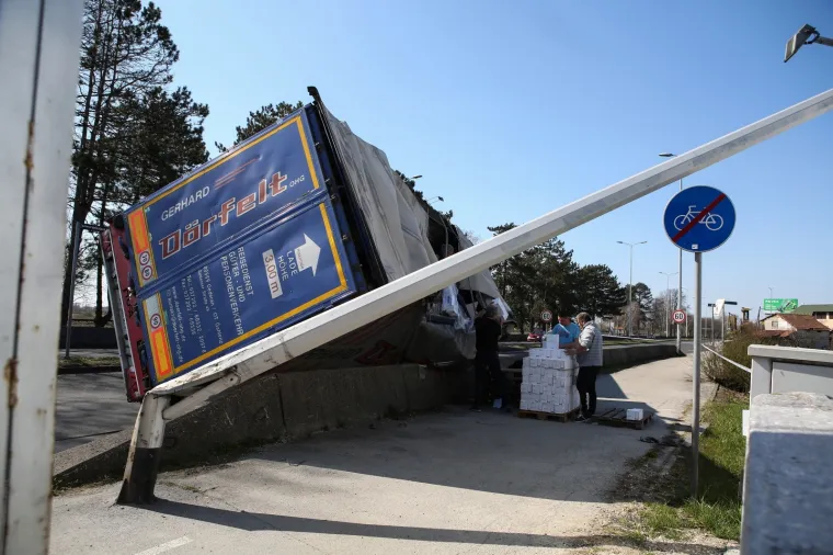 Na križanju Buzinskog prilaza i Avenije Većeslava Holjevca oko 13 sati do&scaron;lo je do prevrtanja kabine teretnog vozila, javlja policija. Prilikom pada na bočnu stranu kabine vozila do&scaron;lo je do o&scaron;tećenja stupa ulične rasvjete.