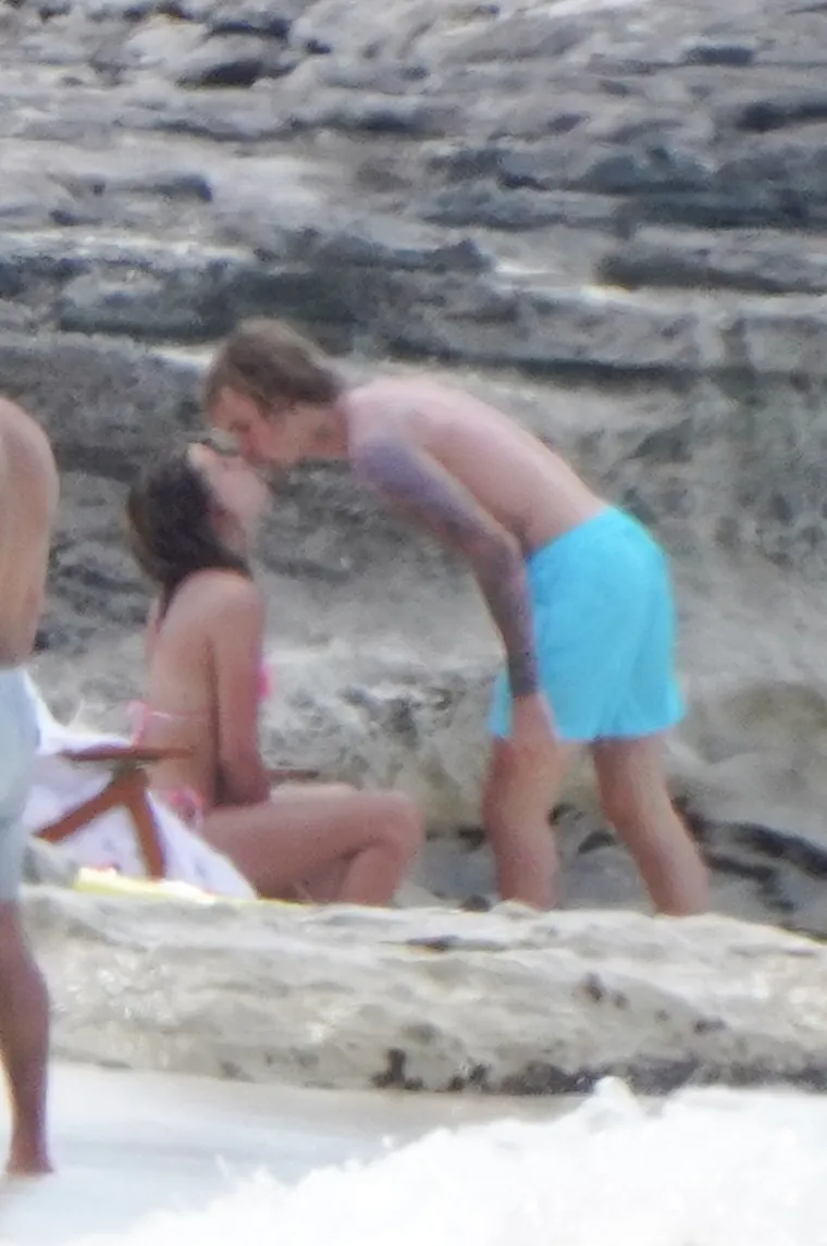 Paparazzi su uhvatili Hailey i Justina Biebera na plaži na otočju Turks i Caicos. Njih dvoje nisu se obazirali na znatiželjne poglede dok su izmjenjivali nježnosti i uživali u sunčanom danu. Ako je suditi po fotografijama, slavni par je još uvijek u fazi medenog mjeseca. Foto: Profimedia