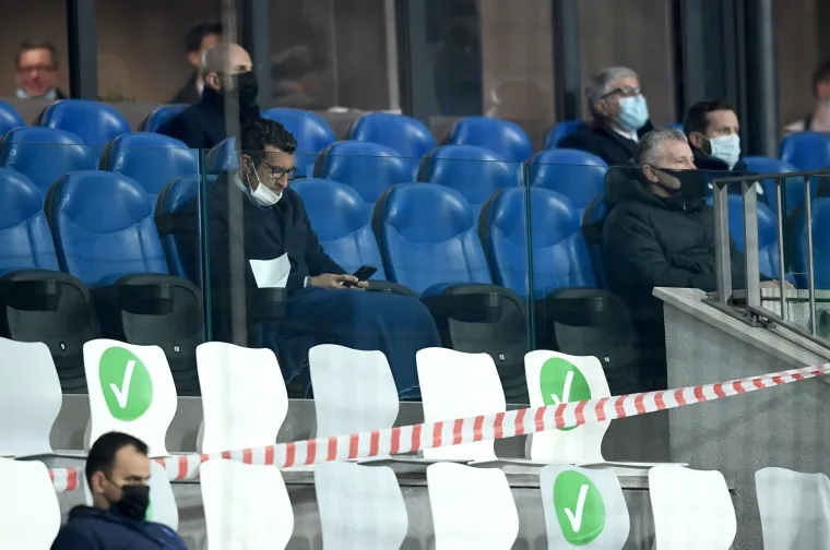 Figo je bio u društvu predsjednika HNS-a Davora Šukera,  s kojim se rukovao na kraju utakmice.