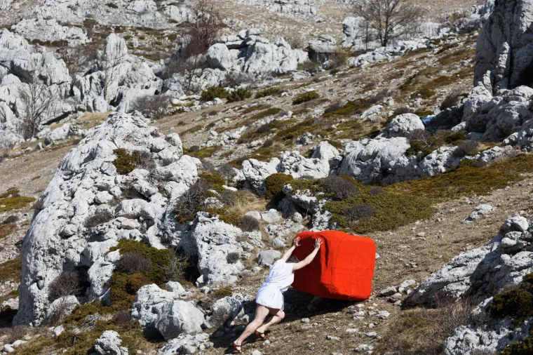 Enio Meštrović, politički performer, oživio je spomen na pola stoljeća od Hrvatskog proljeća '71. Gurao je prema Tulovim gredama na Velebitu veliku crvenu kocku, simbol hrvatskog identiteta.