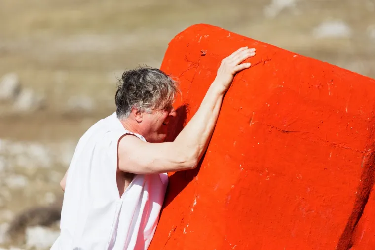 POLITIČKI PERFORMER OŽIVIO SPOMEN NA HRVATSKO PROLJEĆE: Poput Sizifa gurao je uz brdo veliku crvenu kocku