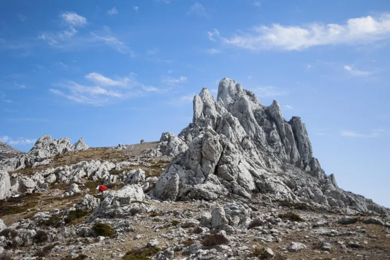 POLITIČKI PERFORMER OŽIVIO SPOMEN NA HRVATSKO PROLJEĆE: Poput Sizifa gurao je uz brdo veliku crvenu kocku