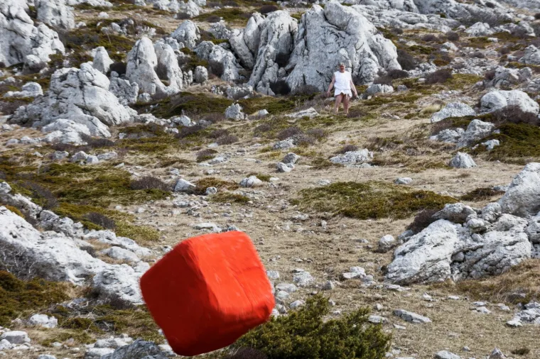 POLITIČKI PERFORMER OŽIVIO SPOMEN NA HRVATSKO PROLJEĆE: Poput Sizifa gurao je uz brdo veliku crvenu kocku