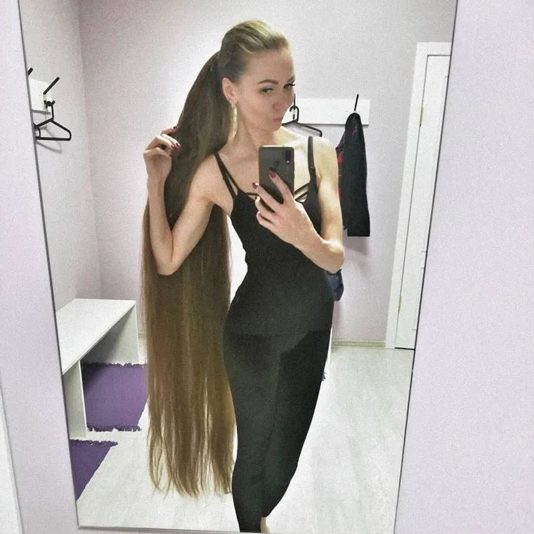 Daira je prikupila više od 184.000 pratitelja na svojoj Instagram stranici, gdje su u prvom planu, naravno, njezine zapanjujuće lokne, repovi, pletenice, pundže, ispeglana kosa... Ukratko, frizure koje oduzimaju dah.