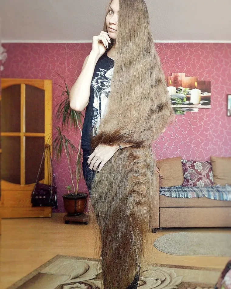 SVAŠTA SMO VIDJELI, ALI OVAKVU KOSU JOŠ NE: Zovu je Matovilka, a kako i ne bi. Pa, pogledajte što uzgaja na glavi!