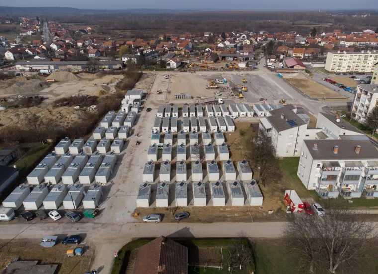 Fotografija snimljena iz zraka prikazuje kontejnersko naselje na Sajmištu u Petrinji u kojemu su smješteni ljudi čije su nekretnine stradale u potresu koji je pogodio Sisacko-moslavačku županiju 29.12. 2020. godine.