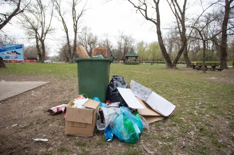 Smeće uz obalu jezera Jarun koje su mladi ostavili iza sebe nakon noćnog provoda.