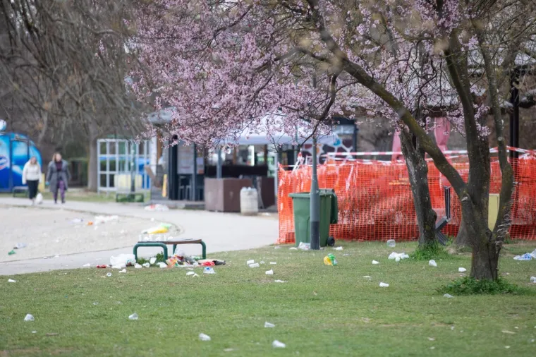 NOVI PARTI, NOVO SMEĆE: Klinci su opet ostavili hrpu otpada na Jarunu, jednostavno ga bace na pod