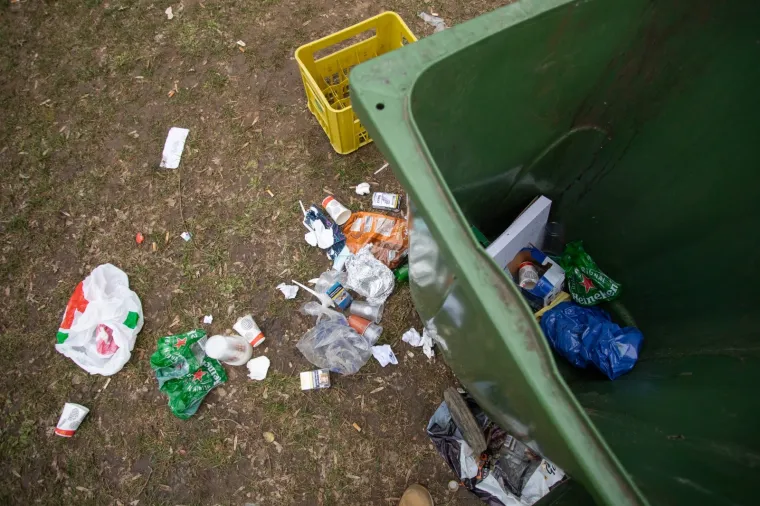 NOVI PARTI, NOVO SMEĆE: Klinci su opet ostavili hrpu otpada na Jarunu, jednostavno ga bace na pod