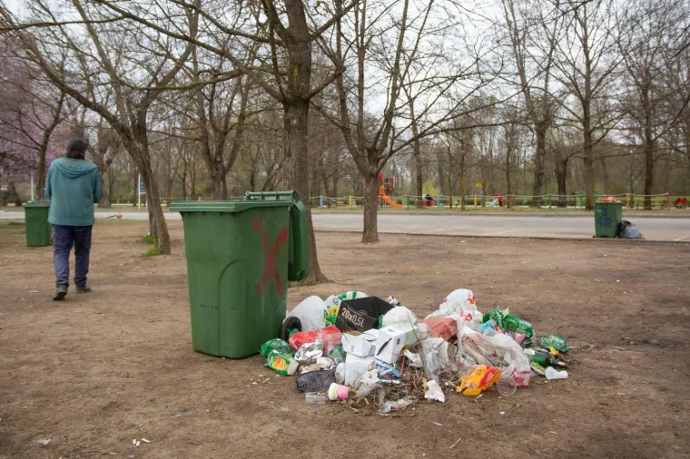 NOVI PARTI, NOVO SMEĆE: Klinci su opet ostavili hrpu otpada na Jarunu, jednostavno ga bace na pod