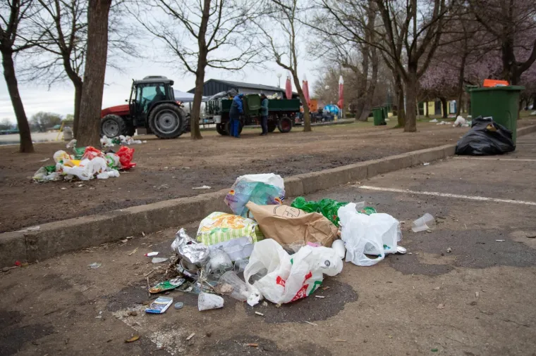 NOVI PARTI, NOVO SMEĆE: Klinci su opet ostavili hrpu otpada na Jarunu, jednostavno ga bace na pod