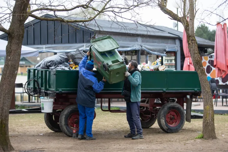 NOVI PARTI, NOVO SMEĆE: Klinci su opet ostavili hrpu otpada na Jarunu, jednostavno ga bace na pod