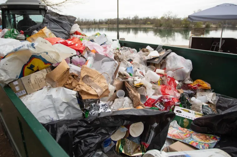 NOVI PARTI, NOVO SMEĆE: Klinci su opet ostavili hrpu otpada na Jarunu, jednostavno ga bace na pod