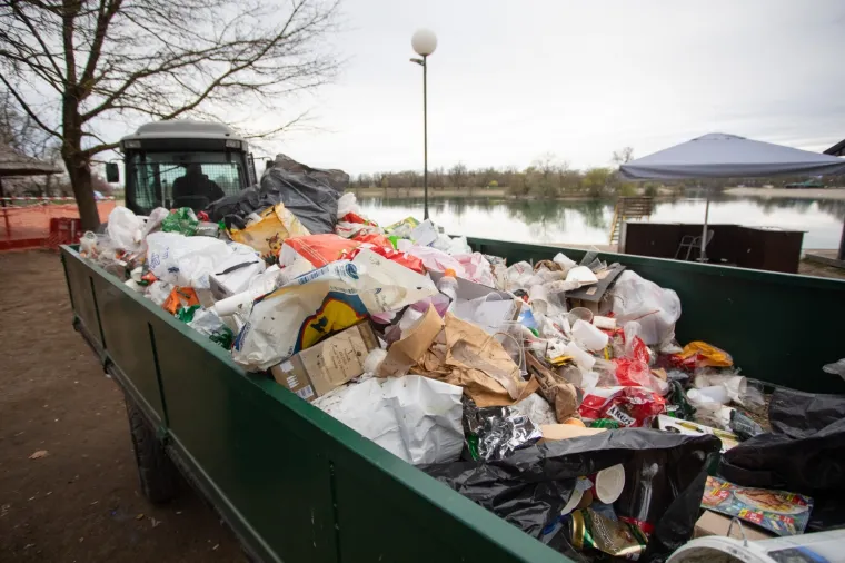 NOVI PARTI, NOVO SMEĆE: Klinci su opet ostavili hrpu otpada na Jarunu, jednostavno ga bace na pod