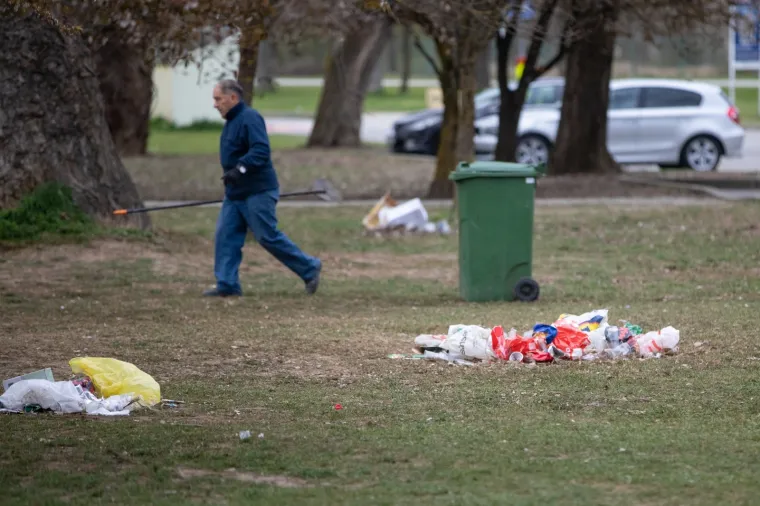 NOVI PARTI, NOVO SMEĆE: Klinci su opet ostavili hrpu otpada na Jarunu, jednostavno ga bace na pod