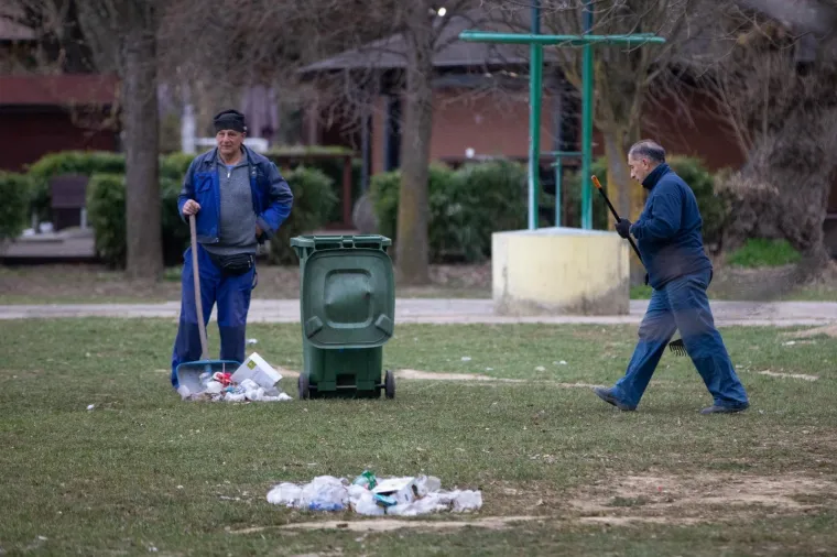 NOVI PARTI, NOVO SMEĆE: Klinci su opet ostavili hrpu otpada na Jarunu, jednostavno ga bace na pod
