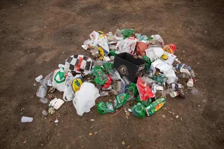 NOVI PARTI, NOVO SMEĆE: Klinci su opet ostavili hrpu otpada na Jarunu, jednostavno ga bace na pod