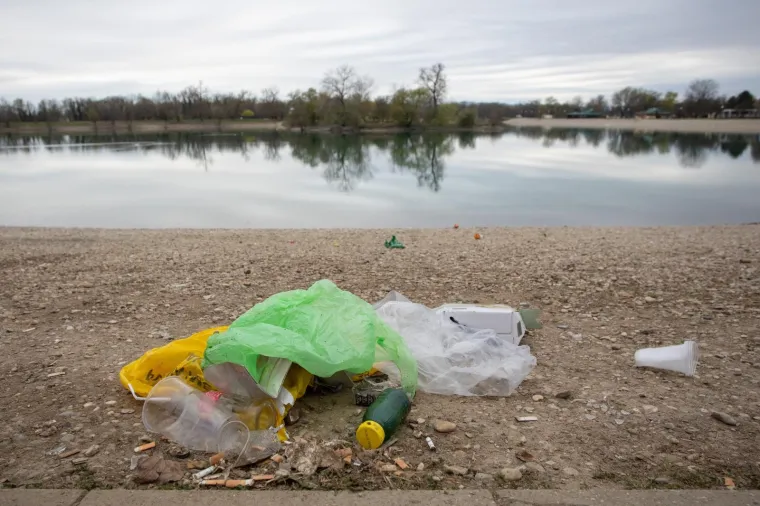 NOVI PARTI, NOVO SMEĆE: Klinci su opet ostavili hrpu otpada na Jarunu, jednostavno ga bace na pod