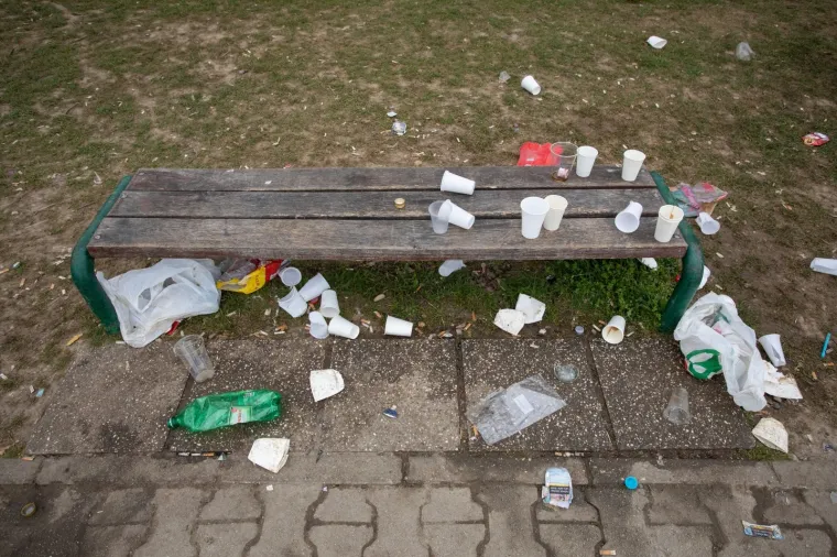 NOVI PARTI, NOVO SMEĆE: Klinci su opet ostavili hrpu otpada na Jarunu, jednostavno ga bace na pod