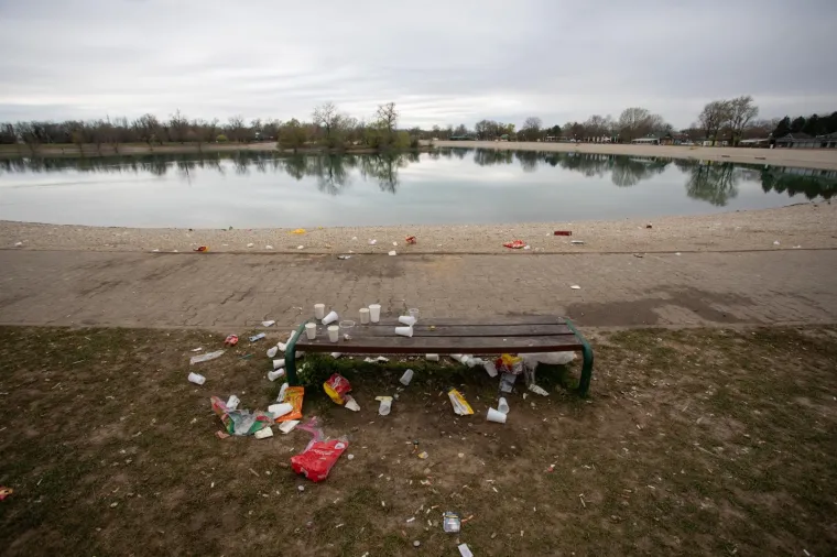 NOVI PARTI, NOVO SMEĆE: Klinci su opet ostavili hrpu otpada na Jarunu, jednostavno ga bace na pod