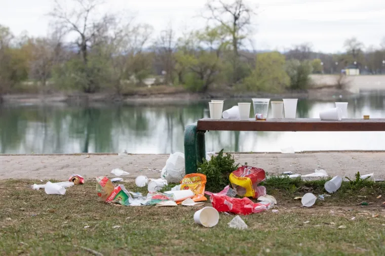 NOVI PARTI, NOVO SMEĆE: Klinci su opet ostavili hrpu otpada na Jarunu, jednostavno ga bace na pod