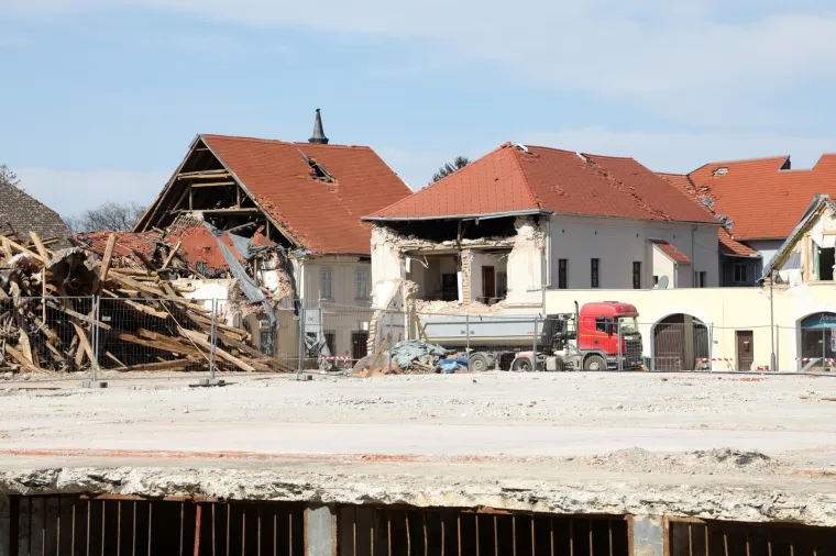 Stanje na ulicama u sredi&scaron;tu Petrinje i dalje je katastrofalno. Malo tko bi rekao da je pro&scaron;lo čak tri mjeseca od razornih potresa koji su uni&scaron;tili Baniju do neprepoznatljivosti, a određen dio ljudi u očaj i neima&scaron;tinu. Intenzivna obnova kuća kreće u svibnju, najavljuje Vlada, a stanovnici se nadaju da i to nije samo jo&scaron; jedno od obećanja uoči izbora.