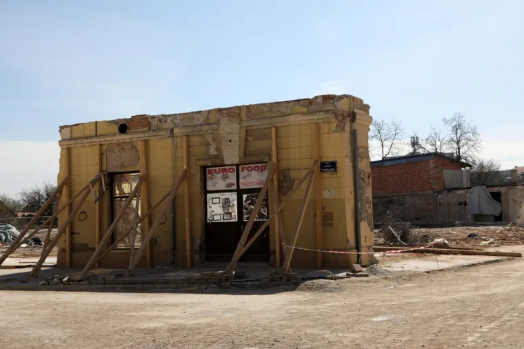 Stanje na ulicama u sredi&scaron;tu Petrinje i dalje je katastrofalno. Malo tko bi rekao da je pro&scaron;lo čak tri mjeseca od razornih potresa koji su uni&scaron;tili Baniju do neprepoznatljivosti, a određen dio ljudi u očaj i neima&scaron;tinu. Intenzivna obnova kuća kreće u svibnju, najavljuje Vlada, a stanovnici se nadaju da i to nije samo jo&scaron; jedno od obećanja uoči izbora.