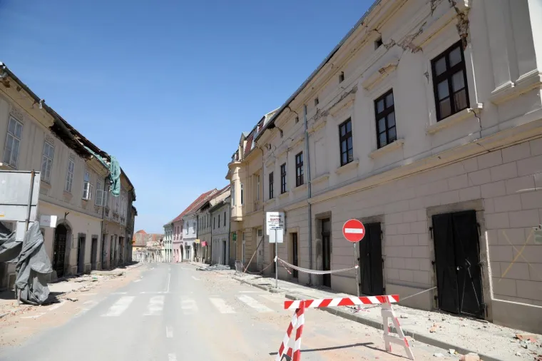 Stanje na ulicama u sredi&scaron;tu Petrinje i dalje je katastrofalno. Malo tko bi rekao da je pro&scaron;lo čak tri mjeseca od razornih potresa koji su uni&scaron;tili Baniju do neprepoznatljivosti, a određen dio ljudi u očaj i neima&scaron;tinu. Intenzivna obnova kuća kreće u svibnju, najavljuje Vlada, a stanovnici se nadaju da i to nije samo jo&scaron; jedno od obećanja uoči izbora.