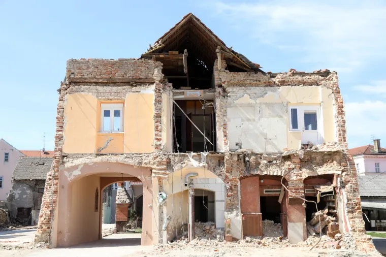 Stanje na ulicama u sredi&scaron;tu Petrinje i dalje je katastrofalno. Malo tko bi rekao da je pro&scaron;lo čak tri mjeseca od razornih potresa koji su uni&scaron;tili Baniju do neprepoznatljivosti, a određen dio ljudi u očaj i neima&scaron;tinu. Intenzivna obnova kuća kreće u svibnju, najavljuje Vlada, a stanovnici se nadaju da i to nije samo jo&scaron; jedno od obećanja uoči izbora.