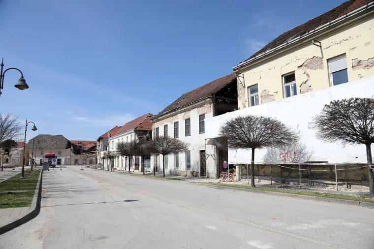 Stanje na ulicama u sredi&scaron;tu Petrinje i dalje je katastrofalno. Malo tko bi rekao da je pro&scaron;lo čak tri mjeseca od razornih potresa koji su uni&scaron;tili Baniju do neprepoznatljivosti, a određen dio ljudi u očaj i neima&scaron;tinu. Intenzivna obnova kuća kreće u svibnju, najavljuje Vlada, a stanovnici se nadaju da i to nije samo jo&scaron; jedno od obećanja uoči izbora.