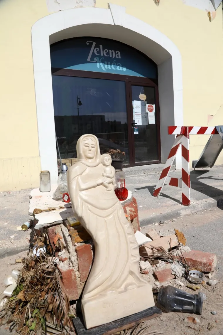 Stanje na ulicama u sredi&scaron;tu Petrinje i dalje je katastrofalno. Malo tko bi rekao da je pro&scaron;lo čak tri mjeseca od razornih potresa koji su uni&scaron;tili Baniju do neprepoznatljivosti, a određen dio ljudi u očaj i neima&scaron;tinu. Intenzivna obnova kuća kreće u svibnju, najavljuje Vlada, a stanovnici se nadaju da i to nije samo jo&scaron; jedno od obećanja uoči izbora.