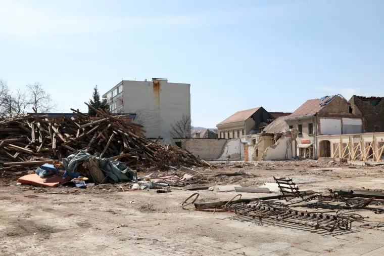 Stanje na ulicama u sredi&scaron;tu Petrinje i dalje je katastrofalno. Malo tko bi rekao da je pro&scaron;lo čak tri mjeseca od razornih potresa koji su uni&scaron;tili Baniju do neprepoznatljivosti, a određen dio ljudi u očaj i neima&scaron;tinu. Intenzivna obnova kuća kreće u svibnju, najavljuje Vlada, a stanovnici se nadaju da i to nije samo jo&scaron; jedno od obećanja uoči izbora.