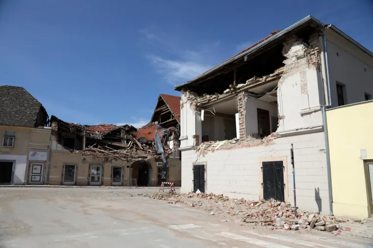 Stanje na ulicama u sredi&scaron;tu Petrinje i dalje je katastrofalno. Malo tko bi rekao da je pro&scaron;lo čak tri mjeseca od razornih potresa koji su uni&scaron;tili Baniju do neprepoznatljivosti, a određen dio ljudi u očaj i neima&scaron;tinu. Intenzivna obnova kuća kreće u svibnju, najavljuje Vlada, a stanovnici se nadaju da i to nije samo jo&scaron; jedno od obećanja uoči izbora.