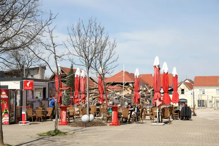 Stanje na ulicama u sredi&scaron;tu Petrinje i dalje je katastrofalno. Malo tko bi rekao da je pro&scaron;lo čak tri mjeseca od razornih potresa koji su uni&scaron;tili Baniju do neprepoznatljivosti, a određen dio ljudi u očaj i neima&scaron;tinu. Intenzivna obnova kuća kreće u svibnju, najavljuje Vlada, a stanovnici se nadaju da i to nije samo jo&scaron; jedno od obećanja uoči izbora.